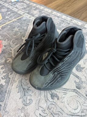 YEEZY Quantum Onyx Black Sneakers Men’s 6 / Women’s 7.5 EU 40